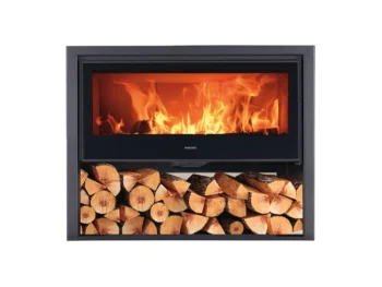 Produktbeschreibung Der Kaminofen der Marke Panadero besticht durch seine schöne Optik, die sich in alle Wohnräume wunderbar einfügt. Mit einer maximalen Heizleistung von 8 kW sorgt er für eine warme und gemütliche Atmosphäre in der kalten Jahreszeit und beheizt Räume bis 240 m³ mühelos.  Kaminofen mit moderner & glänzender Verkleidung aus Stahl Stahl zeichnet sich durch seine robusten und langlebigen Eigenschaften aus und fügt sich aufgrund der glänzenden und glatten Oberfläche besonders schön in ein modernes Wohnambiente. Außerdem ist die Wärmeaufnahme und -abgabe in den Raum sehr gut, wodurch dein Wohnraum von einem Kaminofen mit Stahlverkleidung besonders schnell aufgeheizt wird. Der Wirkungsgrad des Kaminofens liegt bei 80,7 %.  Zeitbrandofen für die Verwendung mit Scheitholz & Holzbriketts Durch die flache Konstruktion des Brennraums muss das Brennmaterial zwar häufiger nachgelegt werden, die Wärme im Raum kann so aber genauer gesteuert werden als bei Dauerbrandöfen, da die volle Nennwärmeleistung nach Abbrand des Brennstoffes dadurch lediglich 45 Minuten erhalten bleibt. Als Brennstoffe eignen sich Scheitholz & Holzbriketts. So bist du nicht auf ein Brennmaterial festgelegt.  Schwedenofen mit Scheibenspülung Die Scheibenspülung, die einen Luftstrom entlang der geraden Scheibe führt und diese dadurch aufheizt, sorgt dafür, dass sich weniger Ruß auf der Scheibe ablagert, die Sicht auf die Flammen somit stets frei bleibt und das Sichtfenster seltener gereinigt werden muss. Die Form der Scheibe unterstützt das geradlinige Design des Kamins.  Sicherer Kaminofen: Technische Details im Überblick Der Wohnzimmerkamin erzeugt pro Sekunde 6,7 g Abgase mit einer Temperatur von 239 °C, die mit einem Förderdruck von mindestens 0,12 mbar über den Schornstein abgeleitet werden müssen. Die Staubemission liegt bei 30 mg/m³. Der Anschluss für das Rauchrohr befindet sich oben und hat einen Durchmesser von 150 mm. Für detaillierte Informationen bezüglich der Installation und der generellen Voraussetzungen zur Verwendung eines Kaminofens konsultiere bitte einen Fachmann.