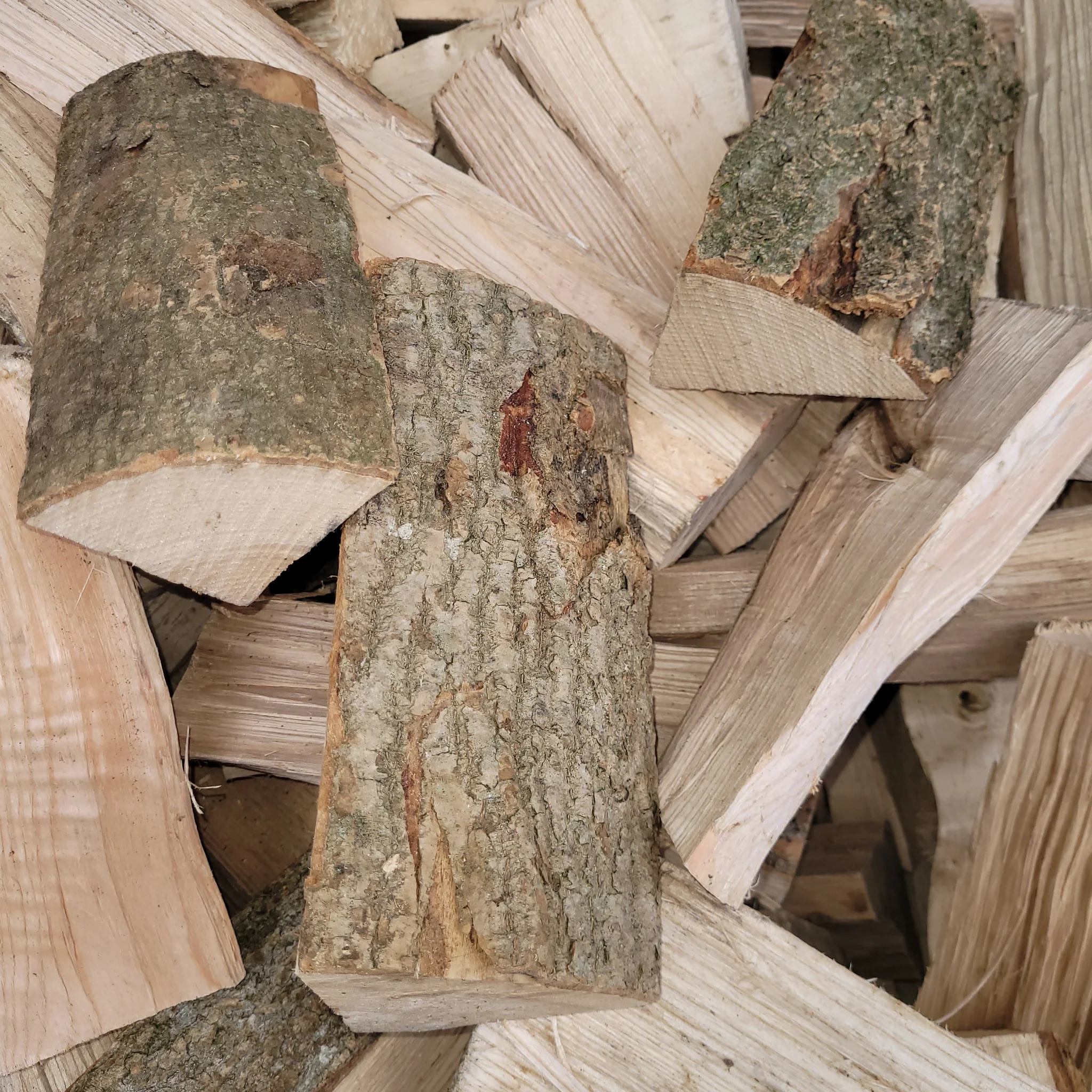 kaminholz-esche-trocken-6454349_1024x1024@2x.webp
